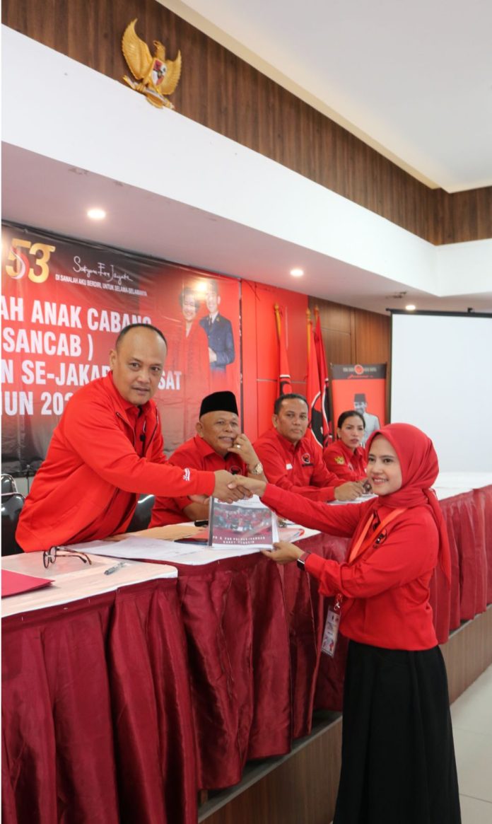 Pimpinan sidang M Pilipus Tarigan berikan mandat kepada peserta Musancab Kecamatan se Jakarta Pusat.