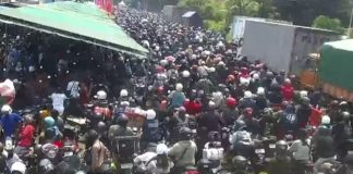 Mudik Terparah di Pelabuhan Gilimanuk: Antrean Kendaraan Capai 31 Km, 17 Pemudik Pingsan karena Panas dan Kelelahan Macet Parah di Pelabuhan Gilimanuk Jelang Lebaran: Antrean Kendaraan Capai 31 Km, 17 Pemudik Pingsan karena Panas dan Kelelahan Antrean panjang di Pelabuhan Gilimanuk Kemacetan panjang tersebut membuat sejumlah pemudik mengalami kelelahan saat menunggu giliran menyeberang menuju Pelabuhan Ketapang. (Foto Sumber : Dok. Polda Bali)