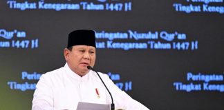 Prabowo Tegaskan Sikap Politik Luar Negeri Indonesia: “Indonesia Tak Ikut Urusan Dalam Negeri Bangsa Lain” Presiden Prabowo Subianto meminta doa dan dukungan para ulama agar mampu mengatasi semua kesulitan di tengah dinamika geopolitik yang tidak menentu. Permintaan ini disampaikannya saat memberikan arahan dalam acara Nuzulul Qur'an tingkat kenegaraan tahun 1447 H/2026 M di Istana Negara, Kompleks Istana Kepresidenan, Jakarta Pusat, Selasa (10/3/2026). (Dok. Biro Pers, Media, dan Informasi Sekretariat Presiden)