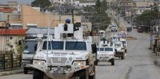 3 Prajurit TNI Gugur di Lebanon Akibat Serangan Israel, Misi Perdamaian PBB Dihadapkan Risiko Tinggi Ilustrasi- Kendaraan UNIFIL melintas di jalan utama di Qlayaa, Lebanon selatan. Sudah ada tiga tentara UNIFIL asal Indonesia yang gugur di Lebanon. (Foto: Arab News)