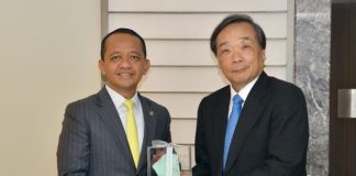 Setelah Puluhan Tahun Mangkrak, Jepang Resmi Investasi US$20 Miliar di Megaproyek Abadi Masela Menteri Energi dan Sumber Daya Mineral (ESDM) Bahlil Lahadalia (kiri) melakukan pertemuan dengan CEO INPEX Corporation Takayuki Ueda (kanan) di Tokyo, Jepang, Minggu (15/3/2026). (HO-Humas Kementerian ESDM)
