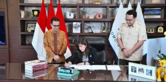 Komdigi Resmi Keluarkan Aturan Baru Larang Anak Usia di Bawah 16 Tahun Gunakan Medsos Menkomdigi Meutya Hafid menandatangani Peraturan Menkomdigi No. 9 Tahun 2026 tentang Peraturan Pelaksanaan Peraturan Pemerintah No. 17 Tahun 2025 tentang Tata Kelola Penyelenggaraan Sistem Elektronik Dalam Pelindungan Anak (PP TUNAS) di Kantor Kementerian Komdigi, Jakarta Pusat, Jumat (06/03/2026). (Foto: Ardi W/Komdigi)