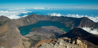 Pendakian Gunung Rinjani Dibuka Kembali Mulai 1 April 2026 Gunung Rinjani dengan ketinggian 3.726 mdpl. Pendakian Gunung Rinjani dibuka kembali pada 1 April 2026. (Foto: canva.com)