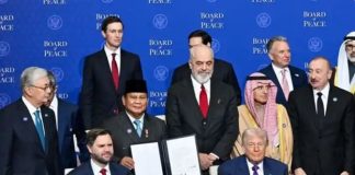 Ancaman RI Mundur dari Board of Peace Jadi Sorotan Media Asing, Apa Kata Mereka? Foto: Presiden AS Donald Trump, Presiden Indonesia Prabowo Subianto, Perdana Menteri Albania Edi Rama, Menteri Negara Luar Negeri Arab Saudi, Anggota Kabinet, dan Utusan Iklim Adel Al-Jubeir, Presiden Azerbaijan Ilham Aliyev, dan Menteri Luar Negeri Yordania Ayman Safadi menghadiri pertemuan perdana Dewan Perdamaian di Institut Perdamaian AS di Washington, D.C., AS, 19 Februari 2026. (Foto: Istimewa).