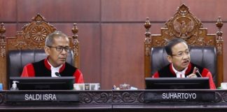 MK Hapus Pensiun Seumur Hidup Anggota DPR, Beri Tenggat Dua Tahun untuk Susun Aturan Baru Ketua MK Suhartoyo (kanan) bersama Wakil Ketua MK Saldi Isra memimpin sidang perkara Nomor 191/PUU-XXIII/2025, di Ruang Sidang Pleno MK, Jakarta, Senin (16/3/2026). Dalam sidang tersebut, MK resmi menghapus ketentuan pensiun seumur hidup bagi anggota DPR. MK juga memberikan waktu dua tahun kepada pemerintah dan DPR untuk menyusun aturan baru terkait hak keuangan pimpinan dan anggota lembaga tinggi negara. (Foto: Dok. MK)