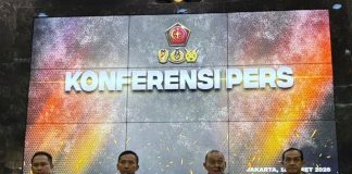 Breaking News: 4 Anggota TNI Terduga Pelaku Penyiraman Air Keras ke Andrie Yunus Resmi Ditahan, Motif Masih Didalami Danpuspom TNI Mayjen Yusri Nuryanto (kedua kanan), Asintel Panglima TNI Mayjen TNI Rio Firdianto, Kapuspen TNI Brigjen Aulia Dwi Nasrullah, dan Kababinkum Laksamana Muda Farid Maru memberikan keterangan pers di Mabes TNI, Jakarta, Rabu (18/3/2026). Foto: Amira Nada/kumparan