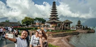 Kemenpar RI –Kedubes Korea Klarifikasi Isu Travel Advisory yang Libatkan Bali Ilustrasi wisatawan sedang menikmati keindahan budaya Bali. (Foto: Kementerian Pariwisata)