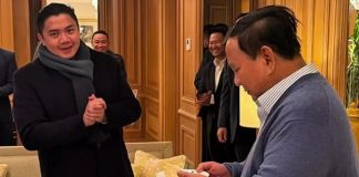 Momen Prabowo Rayakan Ultah Seskab Teddy di Paris Jadi Sorotan, Netizen Singgung Kontradiksi Efisiensi Anggaran Momen Presiden Prabowo memberikan kejutan Ulang Tahun ke-37 Seskab Teddy Indra Wijaya saat kunjungan kerja di Paris Prancis. Selasa (14/4/2026). (Dok.IG Agung Surahman)