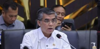 Menaker Yassierli Respons Kabar Soal Adanya PHK di 10 Perusahaan, Menaker: Data Belum Masuk Menteri Ketenagakerjaan Yassierli menyampaikan pandangan pemerintah dalam rapat kerja pembahasan RUU PPRT di DPR RI, Jakarta. (Dok. Kemnaker )