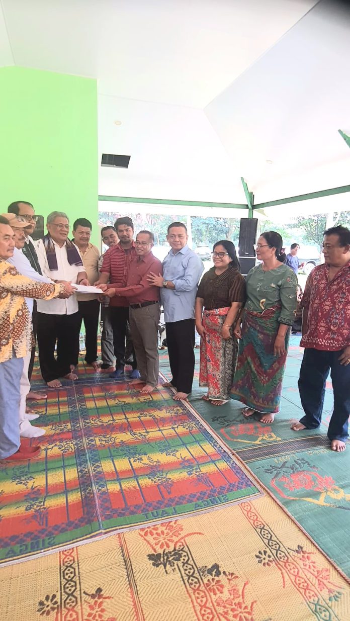 Penasehat Perkumpulan Tarigan Cililitan sekitarnya memberikan AD/ART dan SK sebagai Pengurus Perkumpulan Tarigan Cililitan sekitarnya.