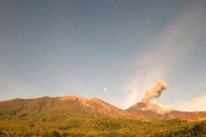 Gunung Lewotobi Laki-laki meletus, pada Jumat (10/4/2026) (Dok. PGA Lewotobi Laki-laki)
