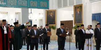Presiden Prabowo Subianto Saksikan Sumpah 9 Anggota Ombudsman RI 2026–2031, Ini Daftar Namanya Sembilan anggota Ombudsman RI periode 2026-2031 membacakan sumpah jabatan di hadapan Presiden Prabowo Subianto di Istana Negara, Kompleks Istana Kepresidenan, Jakarta Pusat, Jumat (10/4/2026). (Dok. YouTube Sekretariat Presiden)