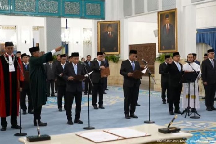 Sembilan anggota Ombudsman RI periode 2026-2031 membacakan sumpah jabatan di hadapan Presiden Prabowo Subianto di Istana Negara, Kompleks Istana Kepresidenan, Jakarta Pusat, Jumat (10/4/2026). (Dok. YouTube Sekretariat Presiden)