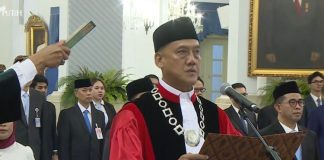Presiden Prabowo Saksikan Sumpah Hakim MK Baru Liliek Prisbawono Pengganti Anwar Usman yang Pensiun, Ini Profilnya! Liliek Prisbawono Adi mengucapkan sumpah jabatan sebagai hakim Mahkamah Konstitusi di Istana Negara, Jakarta, Jumat (10/4/2026).(YouTube.com/Sekretariat Presiden)