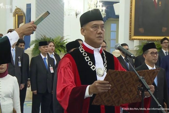 Liliek Prisbawono Adi mengucapkan sumpah jabatan sebagai hakim Mahkamah Konstitusi di Istana Negara, Jakarta, Jumat (10/4/2026).(YouTube.com/Sekretariat Presiden)