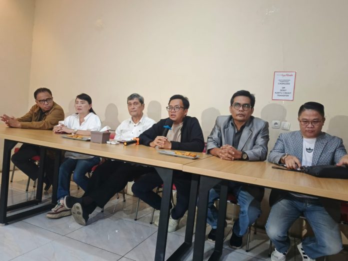 Baju hitam pegang mike, Imanuel Ebenheaser Lubis Ketua IKAPI.