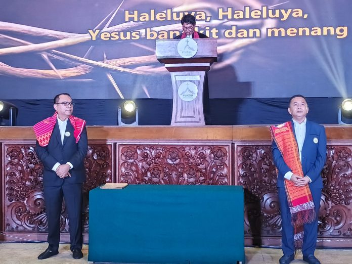 Pdt Krismas Imanta Barus diatas mimbar menyampaikan Firman. Kiri bawah Pt Setia Budi Tarigan memimpin pengambilan persembahan.