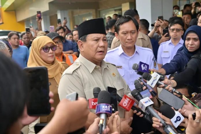 Presiden Prabowo Subianto menyampaikan keterangan pers seusai menjenguk korban kecelakaan kereta di RSUD Bekasi, Selasa (28/4/2026).Foto : Rusman - Biro Pers, Media, dan Informasi Sekretariat Presiden.
