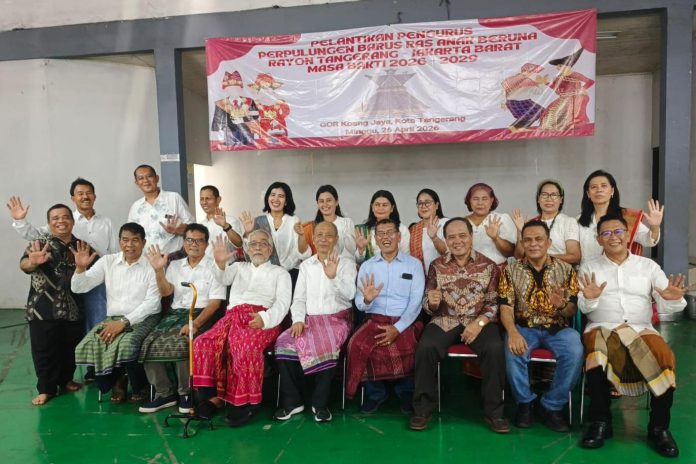 Usai dilantik dan diberikan SK, Pengurus baru berfoto bersama dengan Pengurus Barus Pusat.