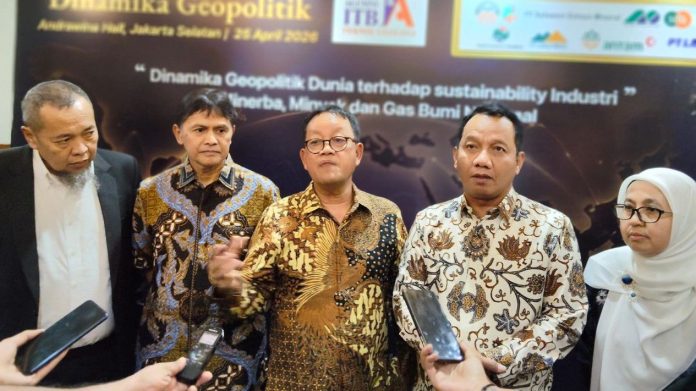 Solusi di Tengah Ancaman Krisis Energi, IAGL ITB Dorong Pemerintah Tingkatkan Industri Baterai Nikel Solusi di Tengah Ancaman Krisis Energi, IAGL ITB Dorong Pemerintah Tingkatkan Industri Baterai Nikel Perintah Indonesia diminta untuk dapat memprioritaskan peningkatan produksi migas (listing) di tengah kondisi geopolitik yang tak menentu. (Foto: Sumber Istimewa)