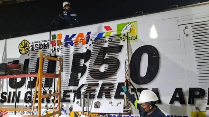 Petugas KAI saat melakukan uji B50 di lokomotif kereta api. (Foto: KAI)