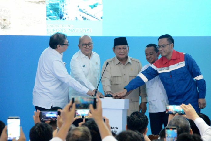 Presiden RI Prabowo Subianto bersama sejumlah pejabat menekan tombol sirine saat peresmian groundbreaking 13 Proyek Hilirisasi Nasional Fase II di Cilacap, Jawa Tengah, Rabu (29/4/2026). Proyek senilai Rp116 triliun ini menjadi bagian strategi pemerintah untuk mendorong industrialisasi, mengurangi impor, dan membuka ratusan ribu lapangan kerja.