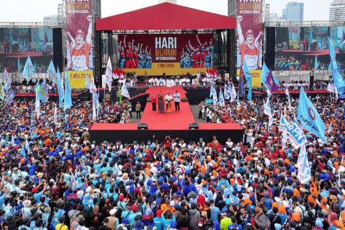 Ilustrasi- Presiden Prabowo Subianto saat menyampaikan orasi dalam peringatan Hari Buruh Internasional di Lapangan Silang Monas, Jakarta, Kamis (1/5/2025). Prabowo menyampaikan sejumlah janji kepada buruh dalam orasinya tersebut. (Biro Pers Sekretariat Presiden/Citra)