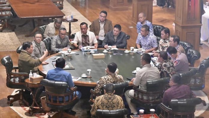 Presiden Prabowo Subianto menggelar rapat terbatas (ratas) bersama sejumlah anggota Kabinet Merah Putih di Hambalang, Jawa Barat, Sabtu, 2 April 2026. (Foto: Sekretariat Kabinet)