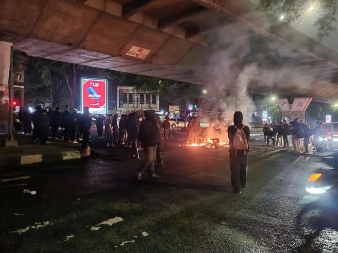 Kelompok perusuh membakar pos polisi dan merusak lampu lalu lintas di simpang Jalan Cikapayang - Tamansari, Kota Bandung, saat hari May day, Jumat (1/5/2026). (dok. istimewa)