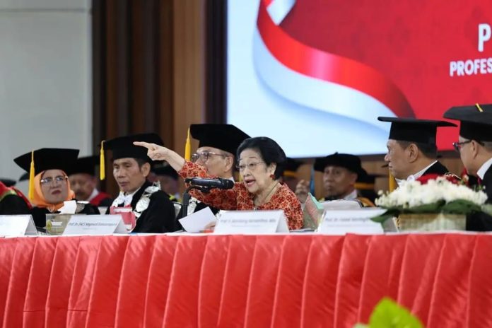 Presiden ke-5 RI Megawati Soekarnoputri saat memberikan sambutan dalam acara Pengukuhan Gelar Profesor Emeritus untuk Arief Hidayat di Universitas Borobudur, Jakarta, Sabtu (2/5/2026). (Dokumentasi PDIP)