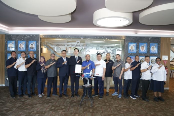 Suasana penyerahan Sertifikat Tipe Validasi (Validation Type Certificate/VTC) untuk pesawat udara tanpa awak (Unmanned Aircraft System/UAS) model HY100 kepada perwakilan Ursa Aeronautical Technology Co. Ltd. Yuting Ping yang dilakukan Kepala Subdirektorat Operasi Pesawat Udara DKPPU Ditjen Hubud Kemenhub Reymon Palapa di Tangerang, Banten. (Foto: Dok. Kemenhub)