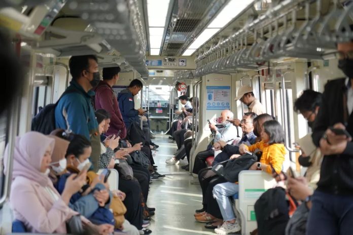 Para penumpang menikmati perjalanan di dalam LRT Jabodebek (Dok. LRT Jabodebek )