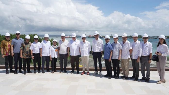 Menteri Koordinator Bidang Perekonomian selaku Ketua Dewan Nasional KEK, Airlangga Hartarto, bersama Menteri Investasi dan Hilirisasi/Kepala Badan Koordinasi Penanaman Modal (BKPM) Rosan Roeslani, serta Chief Operating Officer Danantara Dony Oskaria, saat kunjungan kerja ke KEK Kura Kura Bali dan KEK Sanur, Jumat (1/5/2026) (Foto: Humas Ekon)