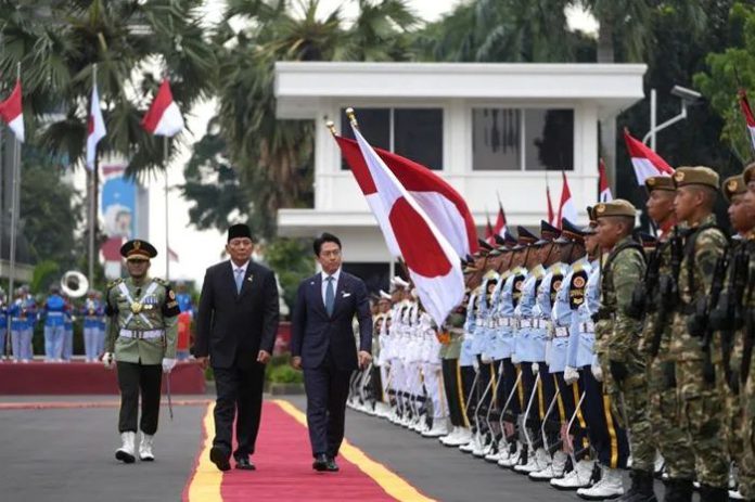 Menteri Pertahanan RI Sjafrie Sjamsoeddin menyambut Menteri Pertahanan Jepang lewat upacara jajar kehormatan di Kementerian Pertahanan RI, Jakarta Pusat, 4 Mei 2026. (Foto: Dok. Kemhan RI)