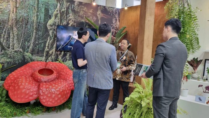 Perwakilan pelaku industri berdiskusi dengan mitra internasional di booth florikultura Indonesia pada International Horticulture Goyang, Korea Selatan