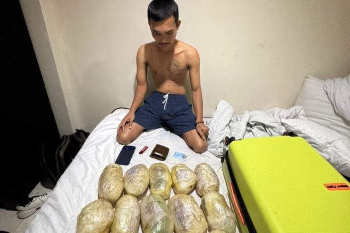 Salah seorang terduga pelaku bersama barang bukti yang terciduk polisi dalam pengungkapan kasus dugaan penyimpanan narkotika jenis sabu di sebuah apartemen kawasan Kelapa Gading, Jakarta Utara.(Dokumentasi Bareskrim Polri.)
