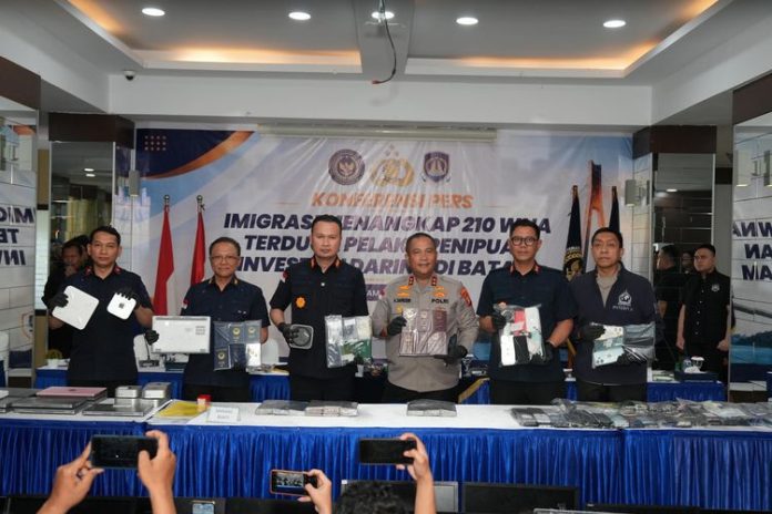 Direktorat Jenderal Imigrasi menangkap 210 Warga Negara Asing (WNA) yang diduga terlibat dalam aktivitas penipuan investasi daring di di Kecamatan Lubuk Baja, Kota Batam, Kepulauan Riau, Jumat (8/5/2026).(Dokumen Direktorat Jenderal Imigrasi )