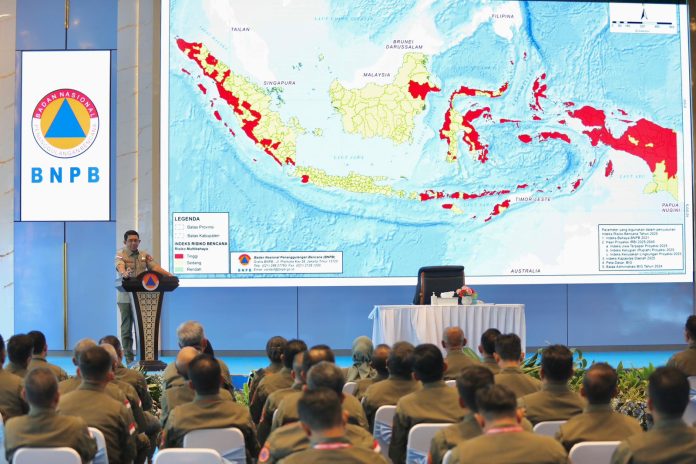 Kepala Badan Nasional Penanggulangan Bencana (BNPB) Letjen TNI Dr. Suharyanto, S.Sos., M.M., saat memberikan arahan kepada para Kepala Pelaksana Badan Penanggulangan Bencana Daerah (BPBD) se-Indonesia dalam agenda Senior Disaster Management Training (SDMT) di Aula Sutopo Purwo Nugroho, Graha BNPB, Jakarta, Senin (11/5). (Foto: Bidang Komunikasi Kebencanaan / Danung Arifin)