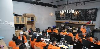 Ada 15 Sponsor dari 320 WNA Tersangka Judi Online Hayam Wuruk yang Teridentifikasi Direktorat Jenderal Imigrasi mendalami dugaan tindak pidana keimigrasian yang dilakukan 320 warga negara asing (WNA) terduga sindikat judi online internasional, melalui pemeriksaan bersama (joint investigation) dengan Kepolisian RI atas pengungkapan kasus di kawasan Hayam Wuruk, Jakarta Barat. Para WNA tersebut dipindahkan pada Minggu (10/05/2026).