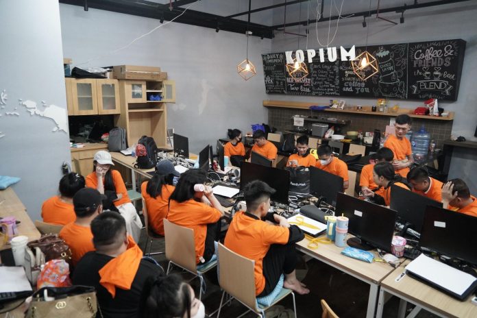 Direktorat Jenderal Imigrasi mendalami dugaan tindak pidana keimigrasian yang dilakukan 320 warga negara asing (WNA) terduga sindikat judi online internasional, melalui pemeriksaan bersama (joint investigation) dengan Kepolisian RI atas pengungkapan kasus di kawasan Hayam Wuruk, Jakarta Barat. Para WNA tersebut dipindahkan pada Minggu (10/05/2026).