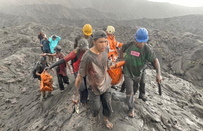 Ilustrasi- Proses evakuasi korban tewas erupsi gunung Dukono. (Istimewa)