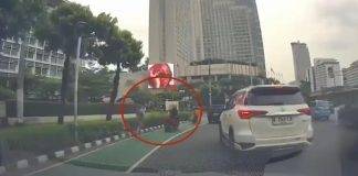 Viral! WNA Italia Dijambret di Bundaran HI Jakarta, Polisi Buru Pelaku WNA DIJAMBRET - Seorang warga negara asing asal Italia menjadi korban penjambretan di kawasan Bundaran HI, Jakarta Pusat, Kamis (14/5/2026) siang (Foto: Istimewa/Tangkapan layar video)