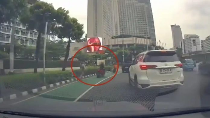 WNA DIJAMBRET - Seorang warga negara asing asal Italia menjadi korban penjambretan di kawasan Bundaran HI, Jakarta Pusat, Kamis (14/5/2026) siang (Foto: Istimewa/Tangkapan layar video)