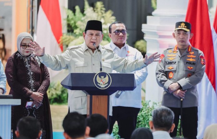 Presiden Prabowo Subianto berdiri di depan Museum Marsinah di Nganjuk, Jawa Timur, Sabtu, 16 Mei 2026, saat nama seorang buruh perempuan yang pernah menjadi simbol perlawanan pekerja kembali dihidupkan dalam ruang sejarah resmi negara. (Foto : Istimewa)
