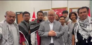 9 WNI yang Ditahan Tentara Israel Akhirnya Bebas dan Tiba di Istanbul Turki Konsul Jenderal RI di Istanbul, Turki, Darianto Harsono menyambut kedatangan 9 WNI yang telah dibebaskan Israel, di Istanbul, Kamis (21/5/2026). (Foto Tangkapan Layar IG Menlu RI)