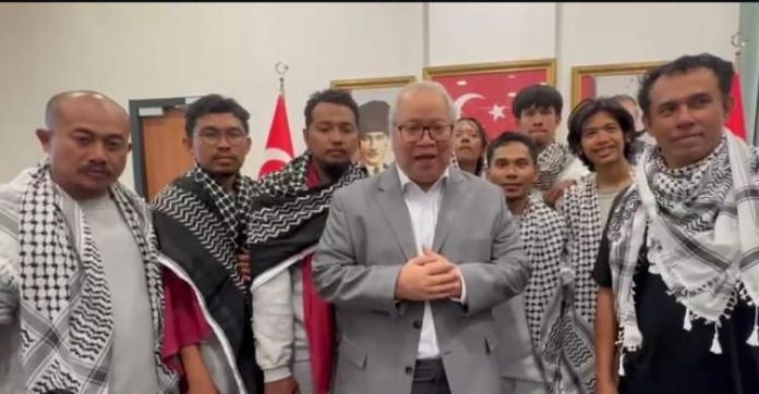 Konsul Jenderal RI di Istanbul, Turki, Darianto Harsono menyambut kedatangan 9 WNI yang telah dibebaskan Israel, di Istanbul, Kamis (21/5/2026). (Foto Tangkapan Layar IG Menlu RI)