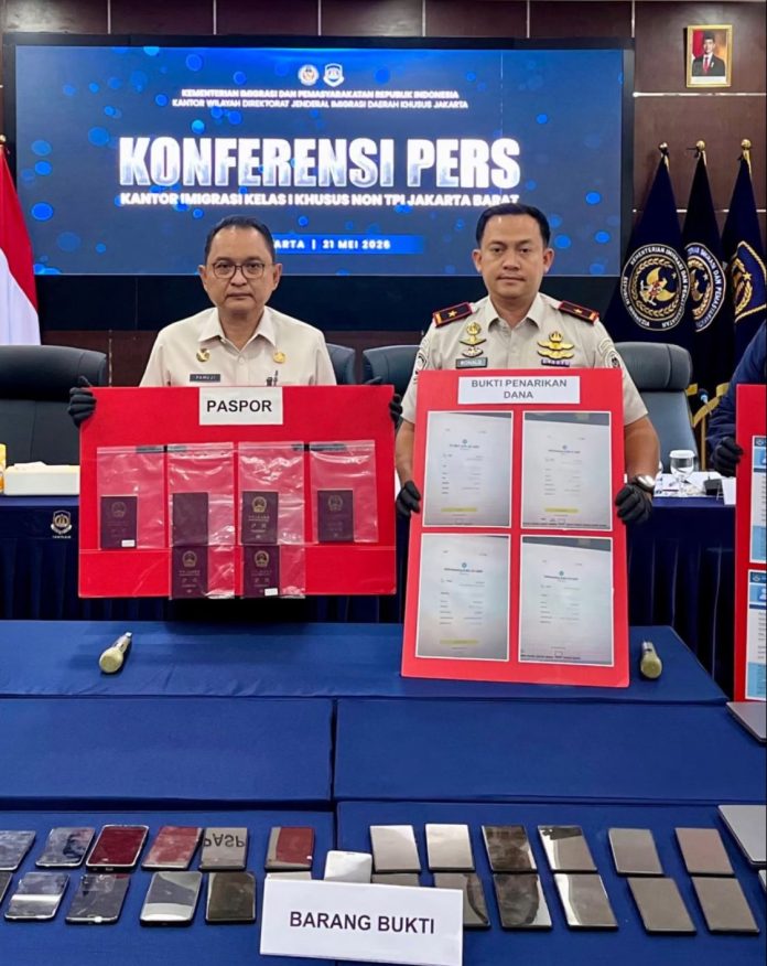 Kantor Imigrasi Kelas I Khusus Non TPI Jakarta Barat dalam jumpa pers, Kamis (21/5/2026), menunjukkan alat bukti kasus dugaan praktik scamming atau penipuan dalam jaringan (online) berkedok aplikasi pembayaran. (Foto: Tangkapan layar Instagram imigrasi_jakbar)