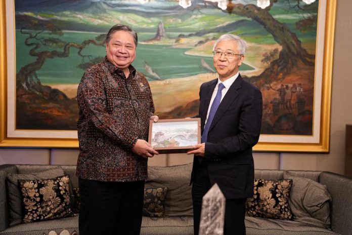 Menteri Koordinator Bidang Perekonomian Airlangga Hartarto (kiri) saat menerima kunjungan delegasi Pemerintah Provinsi Hebei, Wakil Gubernur Zhao Chenxin (kanan) di Kantor Kemenko Perekonomian, Jakarta, Selasa (26/5/2026). (HO-Kementerian Koordinator Bidang Perekonomian)