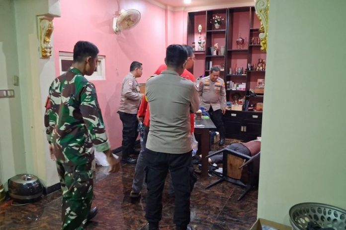 SBC (66) WNA Korea Selatan ditemukan tewas di ruang tamu rumahnya di Kampung Buaran RT 04/RW 02, Desa Lambangsari, Kecamatan Tambun Selatan, Kabupaten Bekasi. Rabu (27/5/2026).(Dok: POLISI)