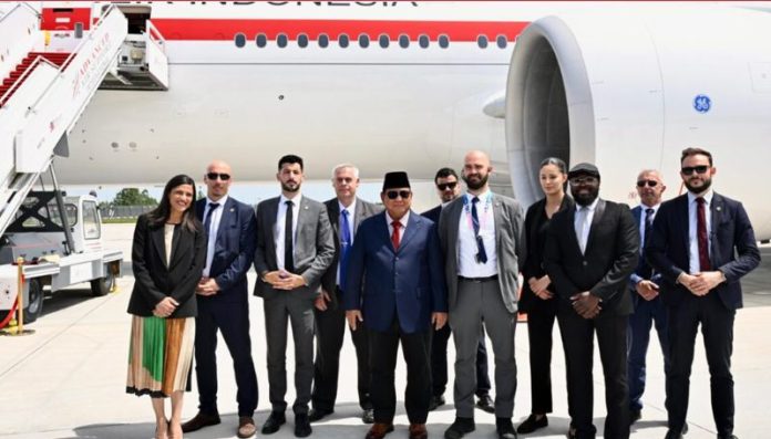 Presiden Republik Indonesia Prabowo Subianto berfoto bersama pengawal Prancis di apron Bandara Orly, Jumat, 29 Mei 2026, sesaat sebelum Kepala Negara bertolak kembali ke Tanah Air. (Foto: Setpres)